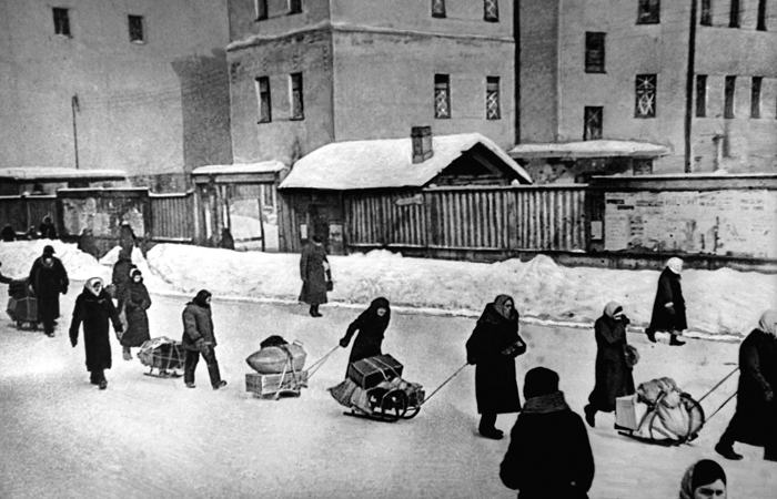Эвакуируемые из Ленинграда везут вещи на Финляндский вокзал. 1942 год.