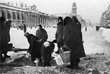Ленинградцы запасаются водой из разрушенной водопроводной трубы на Невском проспекте. 1941 год.
