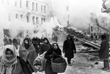 Жители покидают дома, разрушенные немцами. 1941 год.