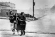 Санитарные дружинницы ведут пострадавшую от вражеского обстрела. 1943 год.