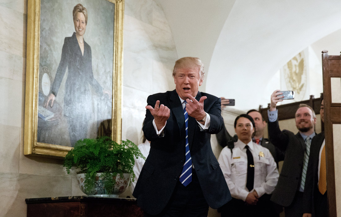 После вступления в должность Дональда Трампа проведение экскурсий по Белому дому было временно приостановлено. Они возобновились 7 марта. Первых посетителей поприветствовал сам президент США.