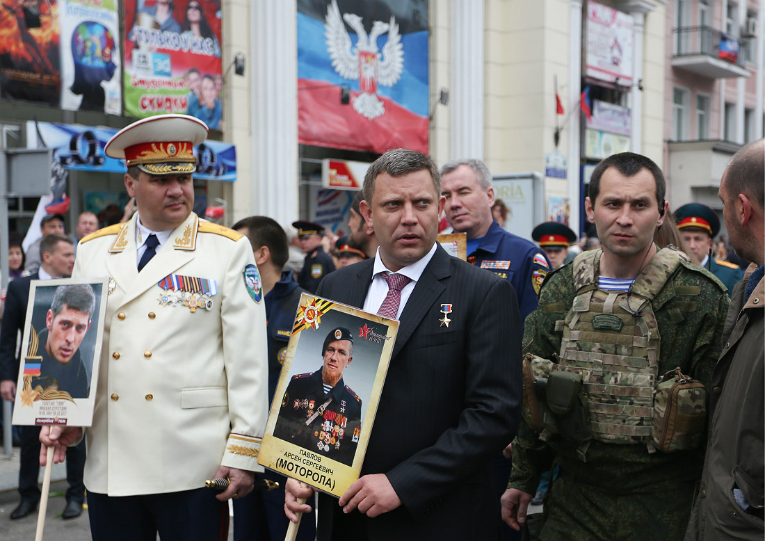 Глава Донецкой Народной Республики Александр Захарченко (в центре) во время акции памяти "Бессмертный полк"