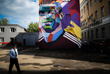 Граффити с изображением игрока сборной Португалии Криштиану Роналду на стене дома в одном из дворов Казани