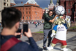 Официальный талисман чемпионата мира по футболу волк Забивака на Манежной площади в Москве