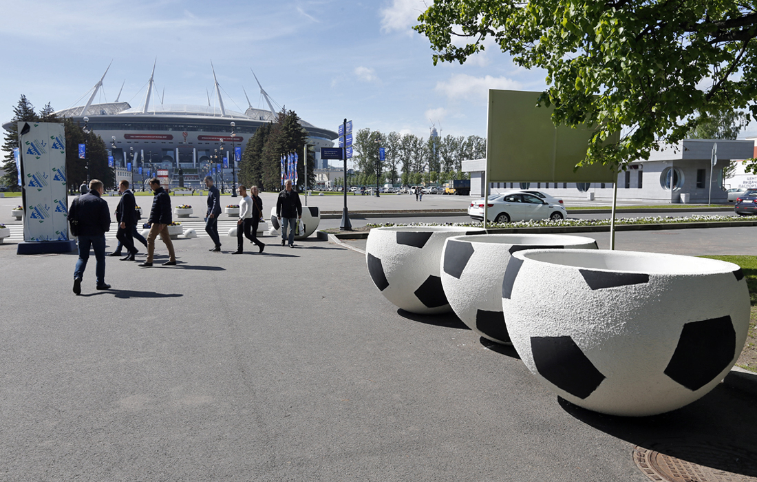 Клумбы в виде огромных мячей перед стадионом "Санкт-Петербург Арена"