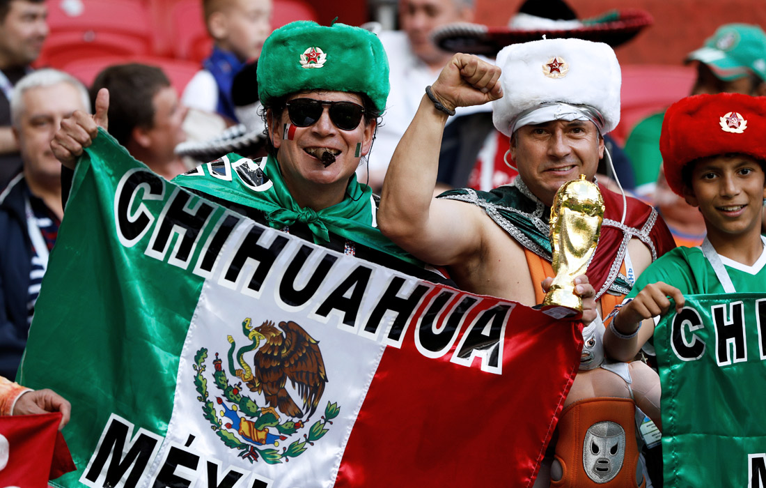 Мексиканцы поддерживают свою сборную на матче против Португалии в Казани