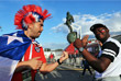 Болельщики сборных Чили и Камеруна у стадиона "Открытие Арена" в Москве