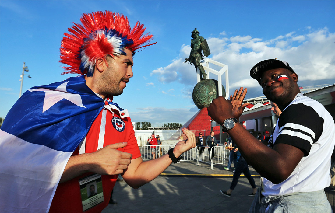 Болельщики сборных Чили и Камеруна у стадиона "Открытие Арена" в Москве