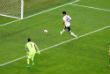 Ларс Штиндль забивает гол в ворота сборной Чили
