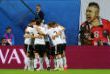 Футболисты сборной Германии празднуют забитый мяч