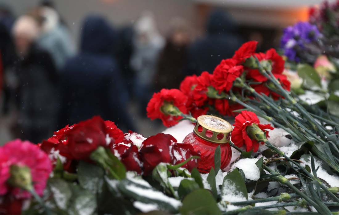 Свечи и цветы у станции метро "Славянский бульвар"