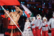 Атлет из Тонга Пита Тауфатофуа несет флаг своей страны на церемонии открытия Олимпиады