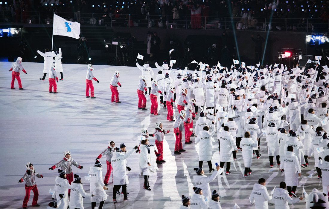 Делегация сборных Северной Кореи и Южной Кореи под объединенным флагом во время парада атлетов на церемонии открытия