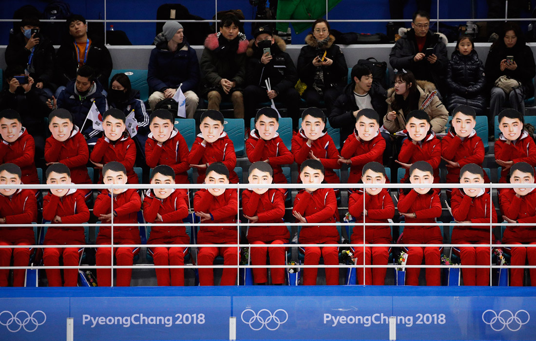 Девушки-чирлидеры из КНДР в масках во время матча объединенной женской команды Кореи по хоккею против Швейцарии. Сборная Кореи проиграла со счетом 0:8.