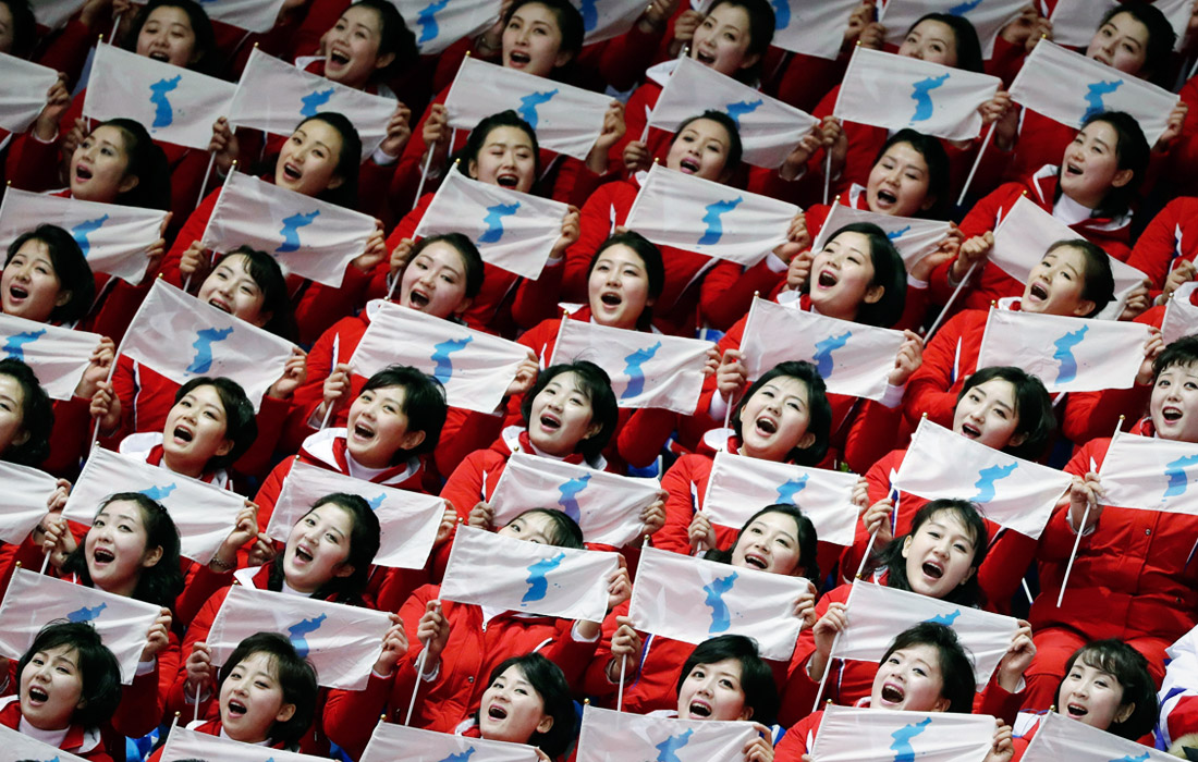 Группа поддержки сборной КНДР во время соревнований по шорт-треку среди женщин