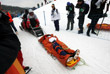Врачи уносят с соревнований на носилках японского сноубордиста Юто Тоцука после его падения в финале соревнований в хаф-пайпе