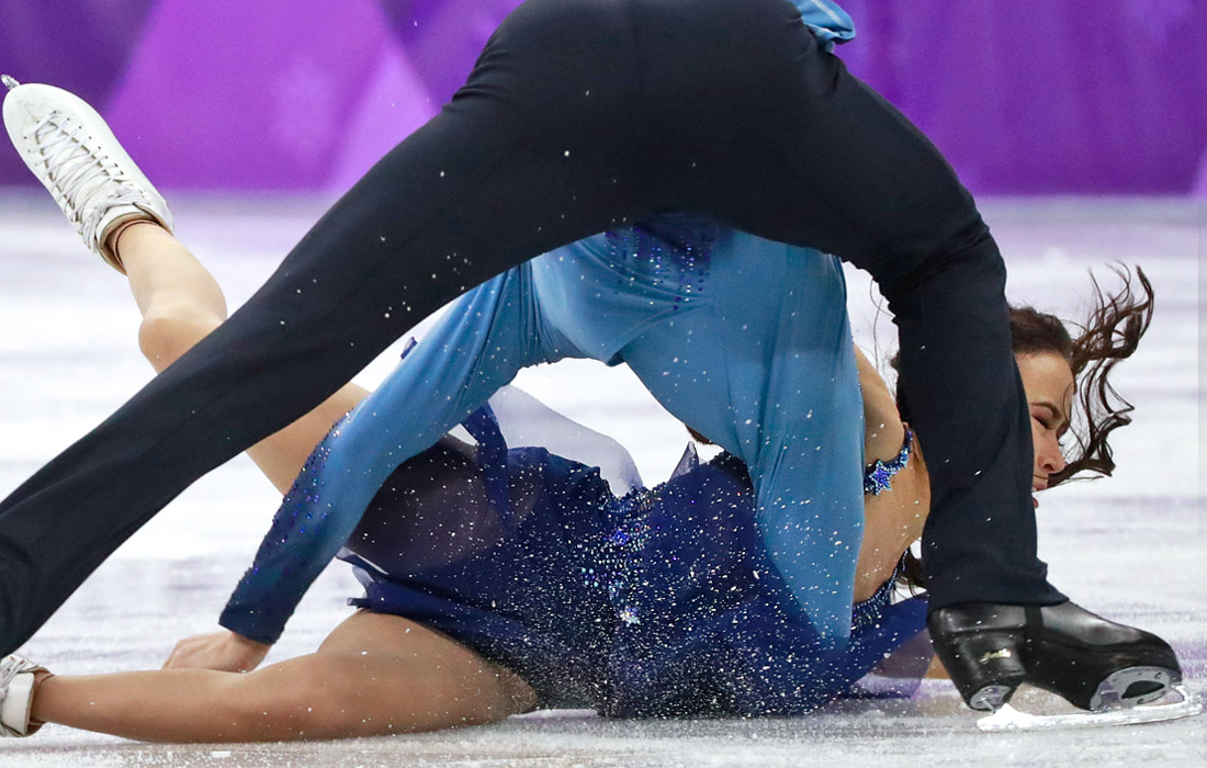 Американцы Мэдисон Чок и Эван Бэйтс во время произвольной программы в танцах на льду