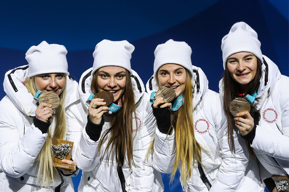 Анна Нечаевская, Анастасия Седова, Юлия Белорукова и Наталья Непряева (слева направо) принесли России бронзу в лыжной эстафете, а Белорукова также завоевала медаль аналогичного достоинства в индивидуальном спринте