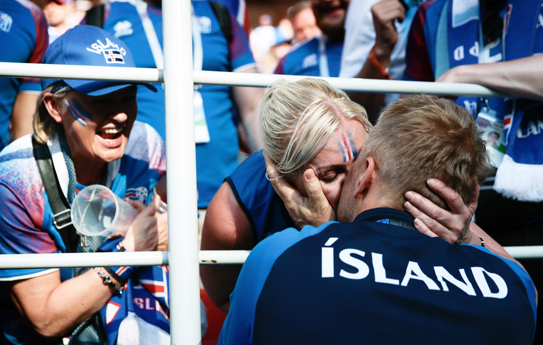 Главный тренер сборной Исландии Хеймир Хадльгримссон с женой Айрис после окончания матча группового этапа чемпионата мира по футболу между сборными командами Аргентины и Исландии