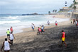 Игроки сражаются за мяч на пляже портового города Сальвадор в Бразилии