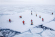 Экипаж норвежского ледокола KV Svalbard играет в футбол на льдине в Гренландии