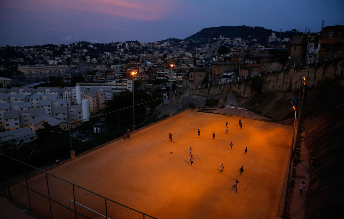 Футбольная тренировка в трущобах Сан-Карлос в Рио-де-Жанейро