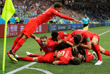 Игроки сборной Англии радуются первому забитому голу в матче группового этапа чемпионата мира по футболу против Туниса