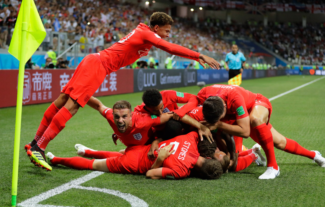 Игроки сборной Англии радуются первому забитому голу в матче группового этапа чемпионата мира по футболу против Туниса