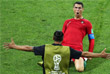 Нападающий сборной Португалии Криштиану Роналду празднует второй гол в ворота Испании