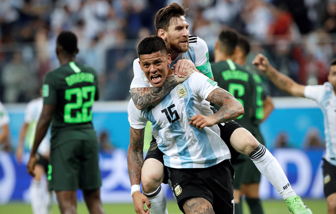 Игроки сборной Аргентины Маркос Рохо и Лионель Месси празднуют решающий гол в ворота Нигерии
