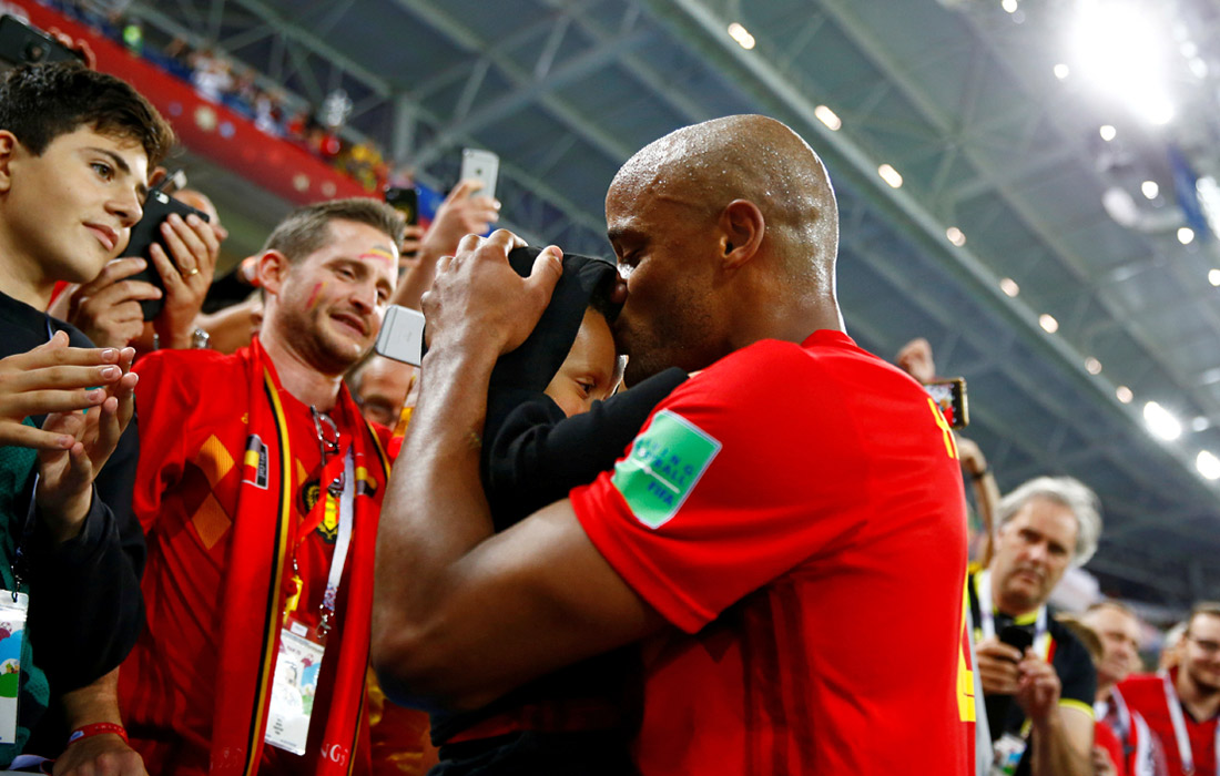 Бельгийский футболист Венсан Компани с сыном празднует победу над сборной Англии
