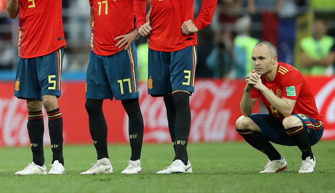 Полузащитник сборной Испании Андрес Иньеста (справа) после поражения в матче, который, вероятно, стал его последней игрой за сборную