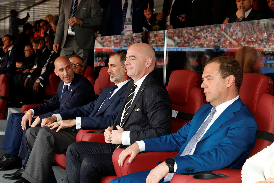 Глава российского правительства Дмитрий Медведев, президент ФИФА Джанни Инфантино и король Испании Филипп VI (справа налево) на матче в "Лужниках"