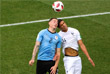 Уругвайский футболист Хосе Мария Хименес и француз Рафаэль Варан в матче 1/4 финала (Франция победила - 2:0)
