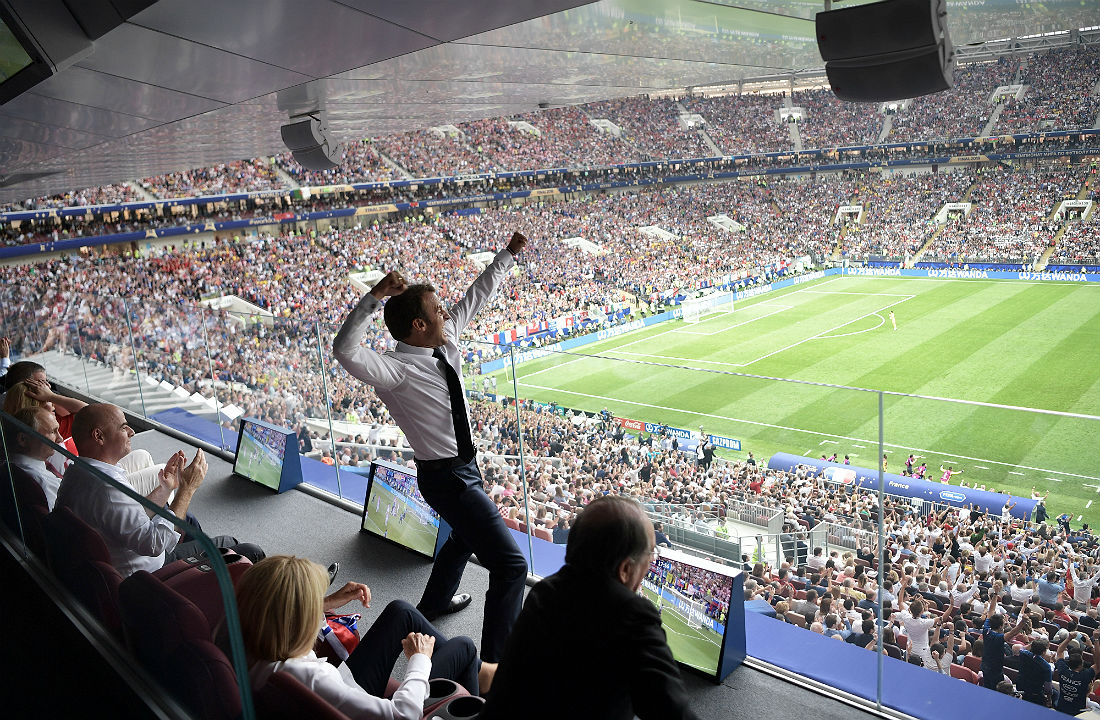 Президент Франции Эммануэль Макрон (в центре) радуется голу своей команды