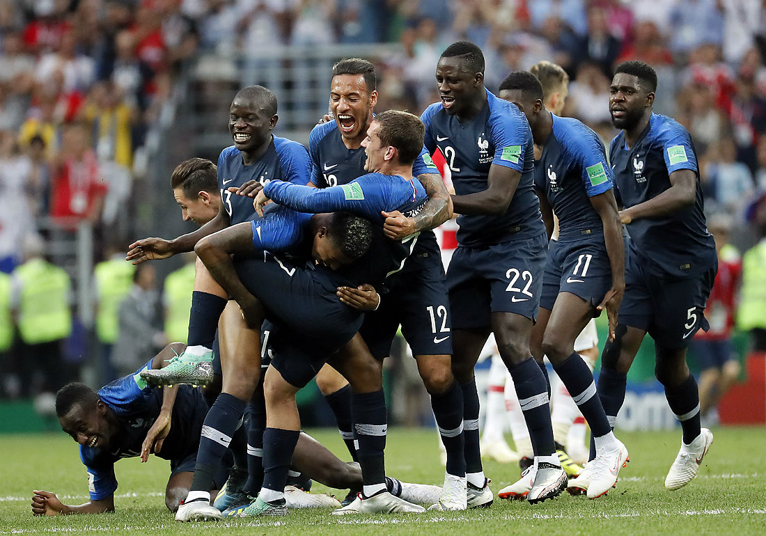 Футболисты сборной Франции празднуют победу