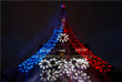 Эйфелева башня в Париже подсвечена в цвета французского флага