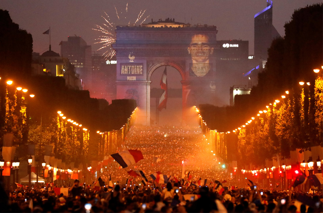 Портрет игрока сборной Франции Антуана Гризманн на Триумфальной арке