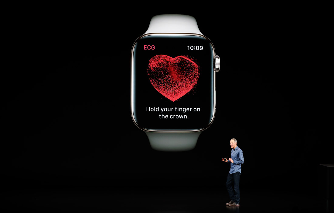 В числе новых функций Apple Watch - вызов скорой помощи в случае, если устройство уловит падение своего владельца. Также "умные" часы будут оценивать работу сердца по трем параметрам и станут первым в мире гаджетом, с помощью которого можно самостоятельно делать электрокардиограмму. Все данные будут подгружаться в приложение, и их можно будет показывать врачу во время очередного приема.