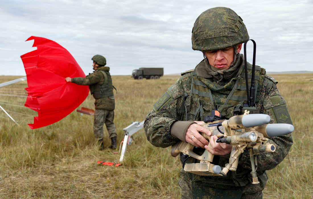 Военнослужащий с оружием защиты от дронов REX 1 во время военных маневров российских и китайских вооруженных сил "Восток-2018" на полигоне Цугол
