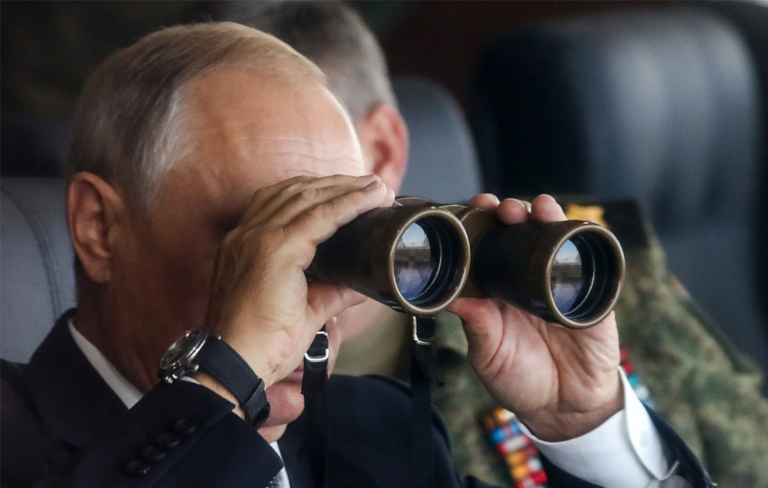 Президент Владимир Путин в четверг посетил основной этап военных маневров "Восток-2018" на полигоне "Цугол" в Забайкальском крае. Президент отметил, что маневры были проведены на высоком уровне, все поставленные задачи были выполнены. Путин поблагодарил военнослужащих Монголии и Китая, которые приняли участие в учениях, а также около 90 наблюдателей, прибывших в Забайкалье из 57 стран со всего мира.