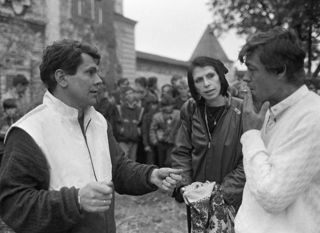 Кинорежиссер Юрис Подниекс (слева), английский продюсер Вероника Боднарк и Николай Караченцов во время обсуждения съемок в Никитской слободе. Август 1987 года.