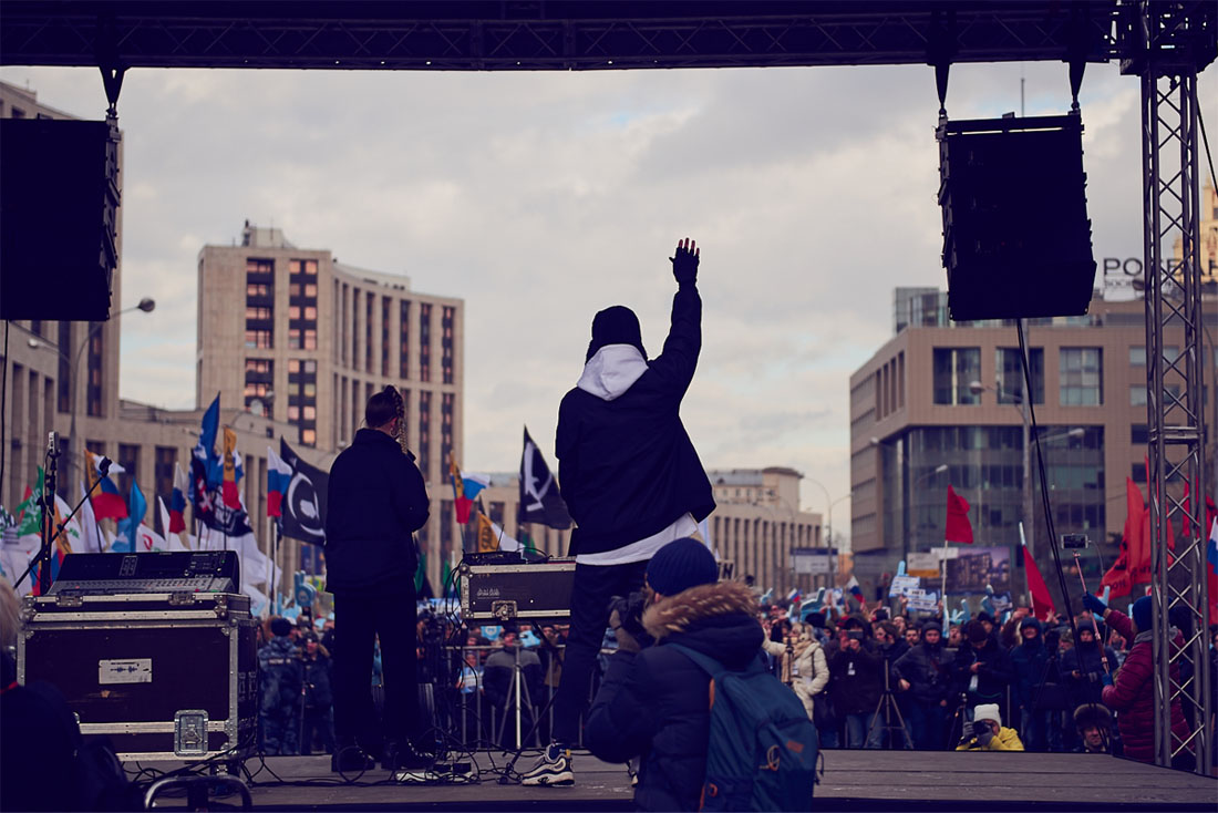 Ближе к концу на митинге с единственной песней выступила группа IC3PEAK. Концерты этой группы в прошлом году запрещались в нескольких городах России.
