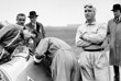 Итальянец Джузеппе Фарина (стоит второй справа) - победитель первого Гран-при "Формулы-1" в истории, фото датировано маем 1950 года. В "Формуле-1" выступал до 1956 года включительно, а через 10 лет погиб, попав в ДТП по пути на Гран-при Франции.
