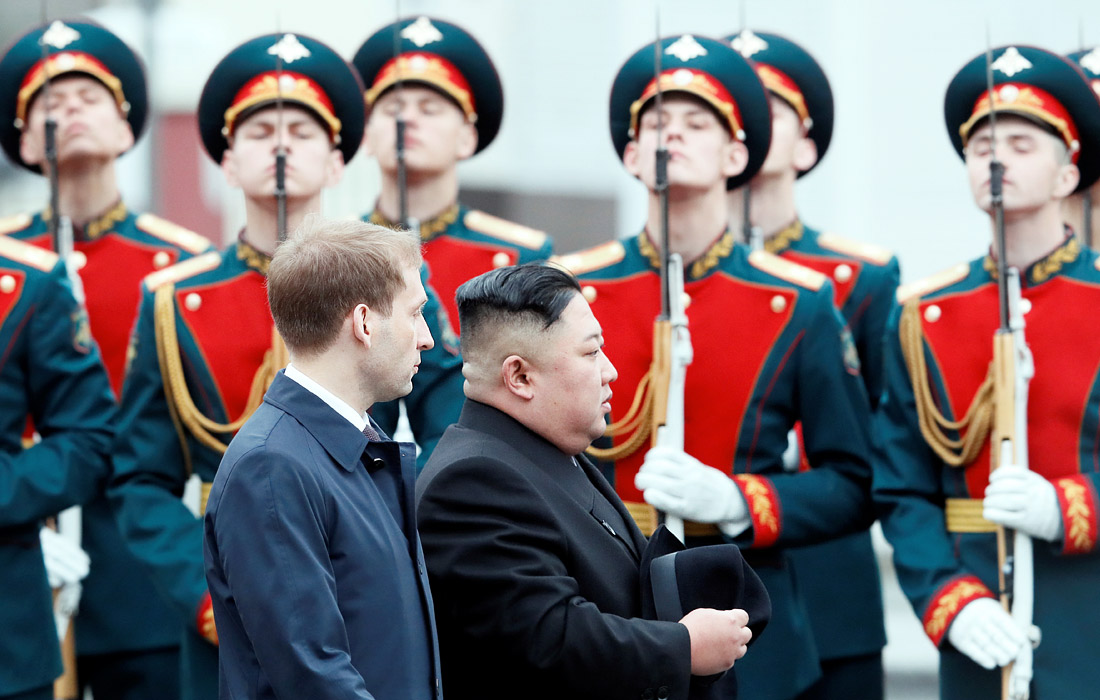 На привокзальной площади Владивостока северокорейского лидера встретил военный оркестр