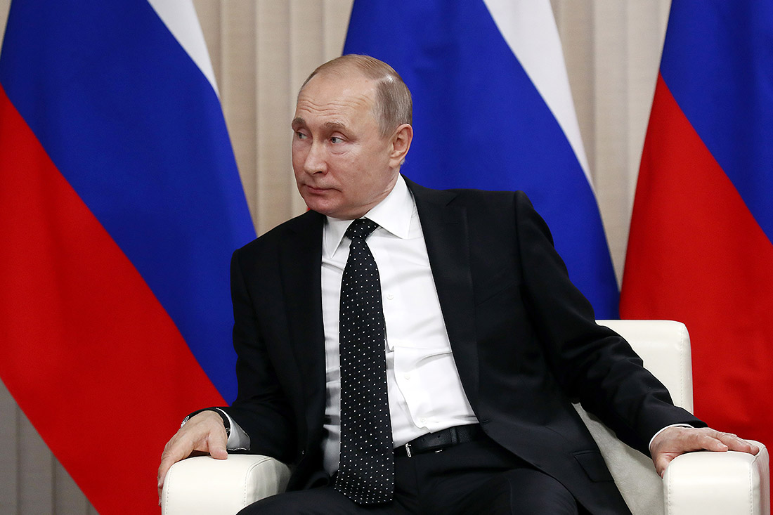 "У нас только что состоялась достаточно обстоятельная беседа с глазу на глаз. Мы смогли поговорить и об истории наших отношений, поговорили о сегодняшнем дне, о перспективах развития двусторонних связей. Поговорили, разумеется, и о ситуации на Корейском полуострове", - заявил Путин.