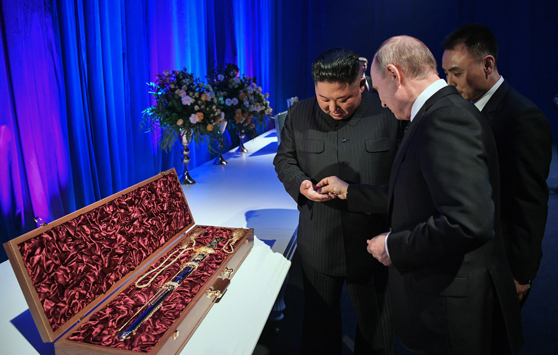 Путин подарил лидеру КНДР дорожный чайный сервиз и саблю, а Ким Чен Ын в ответ президенту РФ подарил меч. Согласно традиции при получении в подарок оружия лидеры обменялись и монетками.