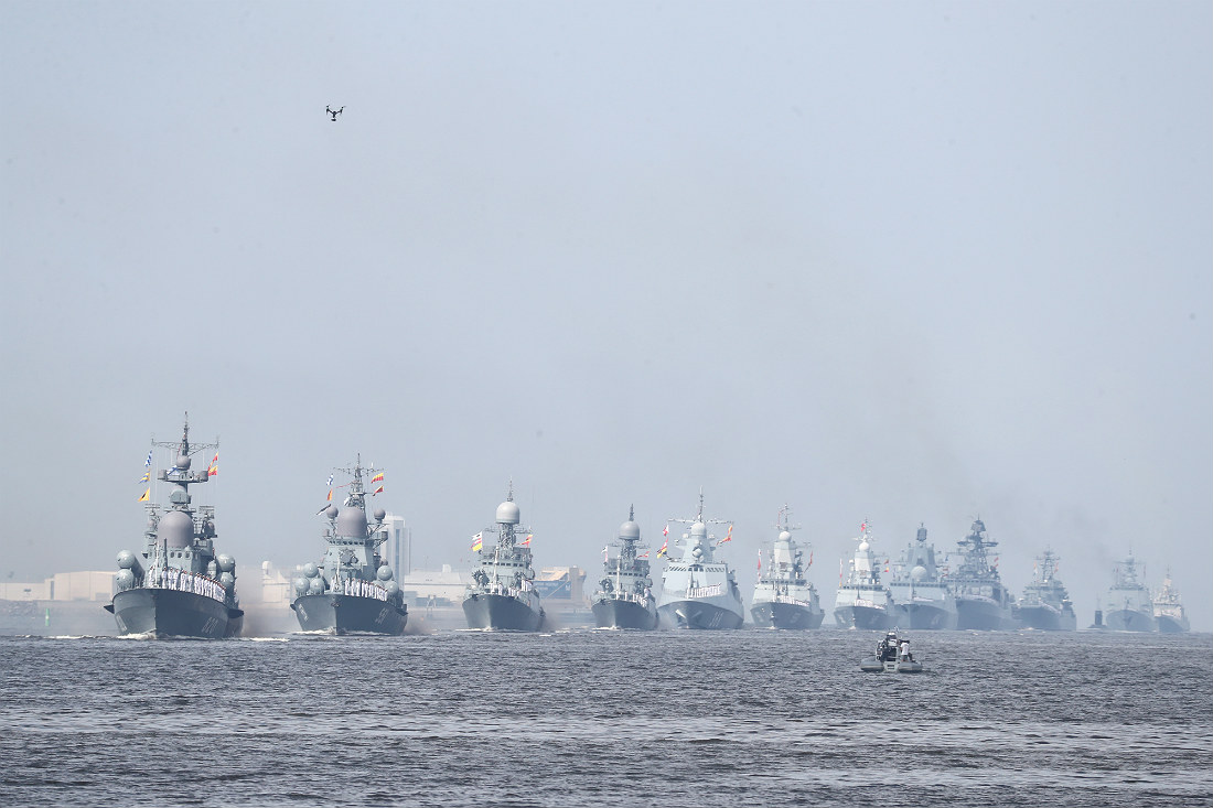 Парадная линия кораблей во время главного военно-морского парада в честь Дня военно-морского флота России в акватории Кронштадтского рейда