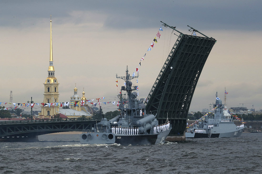 Российские моряки на борту большого ракетного катера Моршанск в Санкт-Петербурге