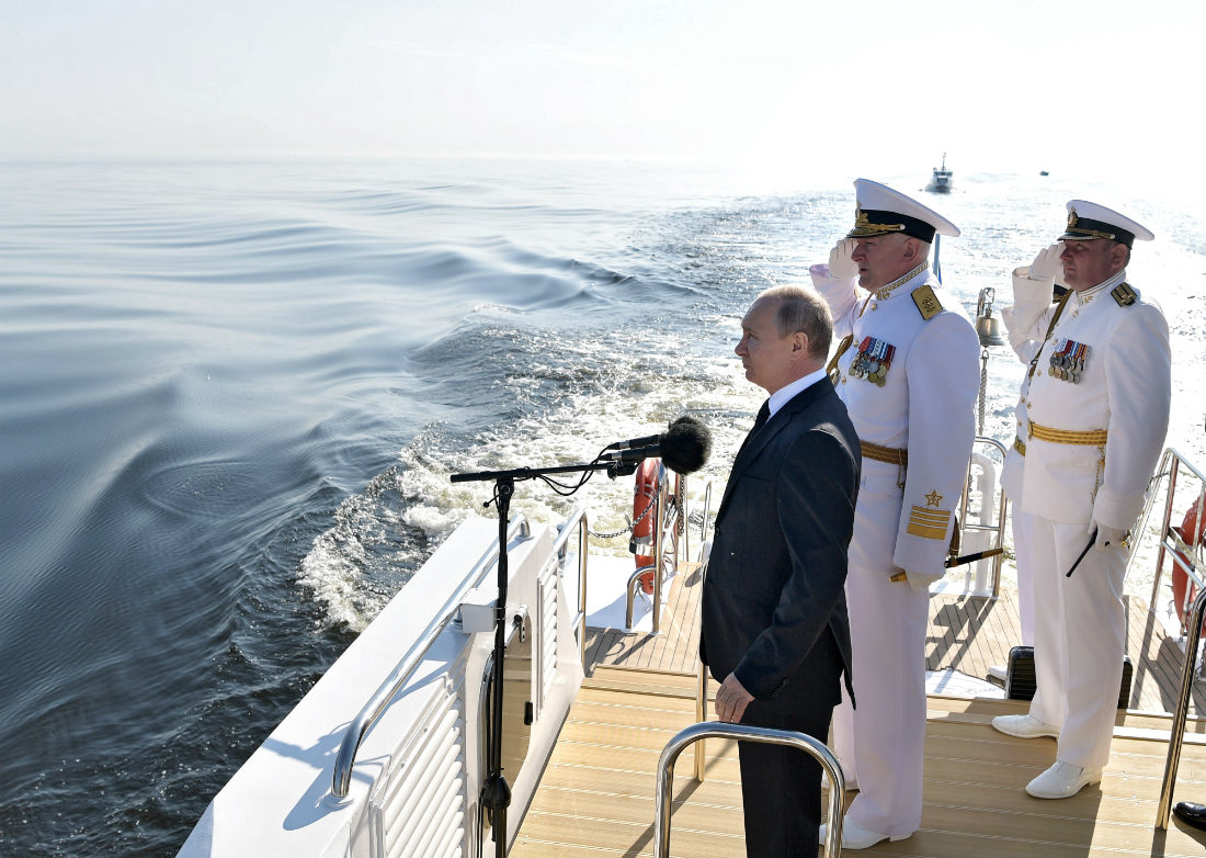 Владимир Путин принимает парад в честь дня ВМФ в Петербурге